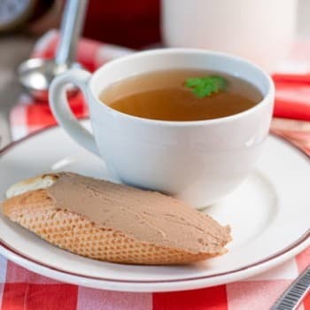 Чашка курячого бульону та грінка з паштетом