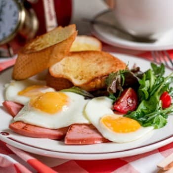 Яєчня оката зі смаженою ковбасою