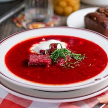 Червоний борщ з телятиною і сметаною