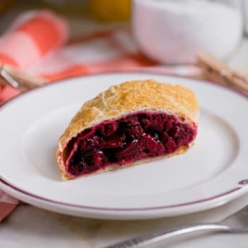 Штрудель вишневий (може потрапити кісточка)