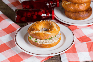 Одеський бублик з форшмаком і вершковим маслом