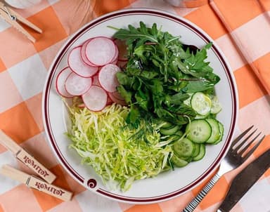 Салат із капустою та овочами