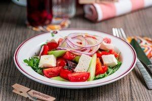 Салат овочевий з бринзою