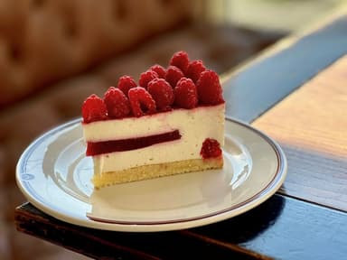 Йогуртовий торт із малиною