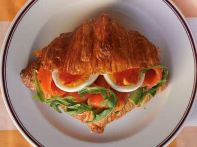 Круасан із лососем та авокадо