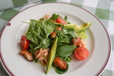 Салат із фореллю горячого копчення