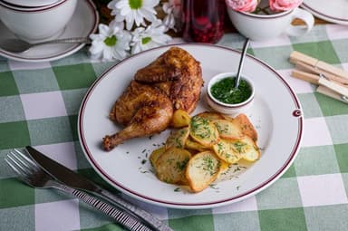 Курча зі смаженою картоплею