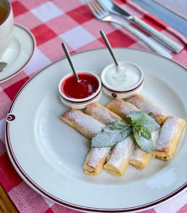 Тонкі млинці з соусом та сметаною